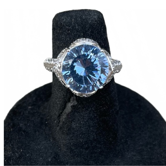 Blue CZ Sterling Silver ring, size 6. Beautiful setting. Heart on side view. - Picture 1 of 3